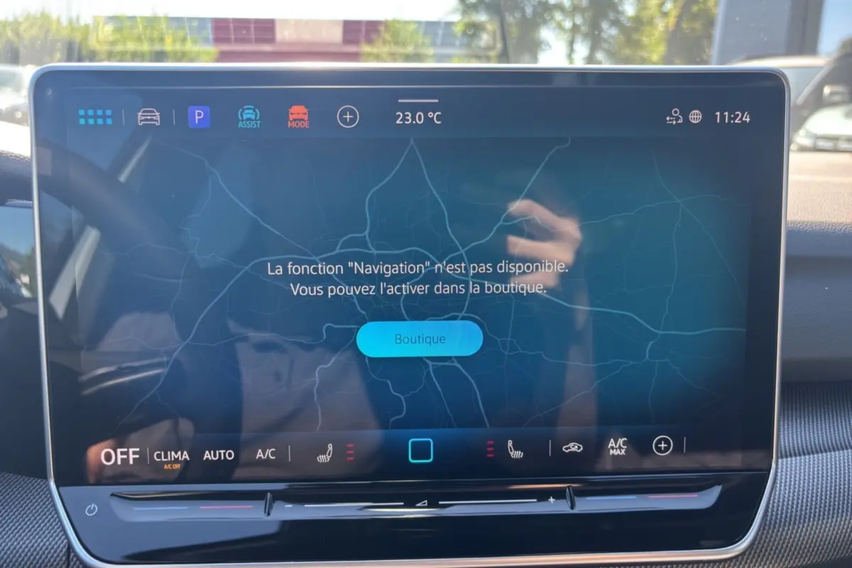 Écran tactile central de la Volkswagen Golf E-TSI 150 DSG R-Line 2026 montrant un message d'activation de navigation.