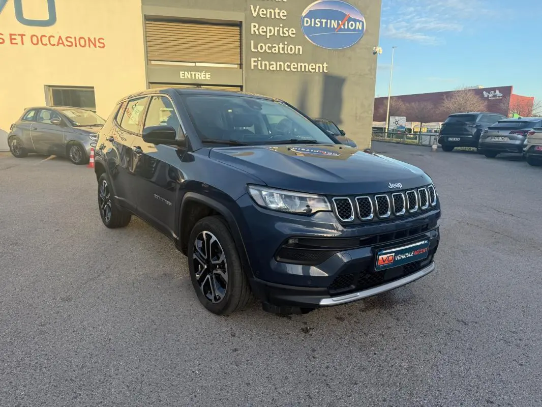 Jeep Compass bleu vue 3/4 avant droit, avec jantes alliage 18 pouces et calandre distinctive à sept fentes.