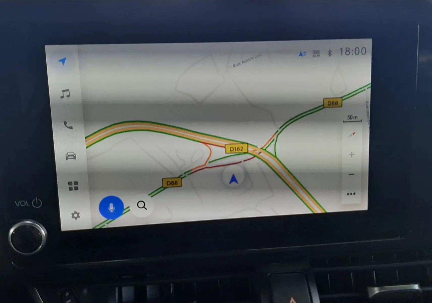 Écran tactile du système de navigation du Toyota C-HR 1.8 Hybrid 2023, affichant une carte routière en intérieur noir.