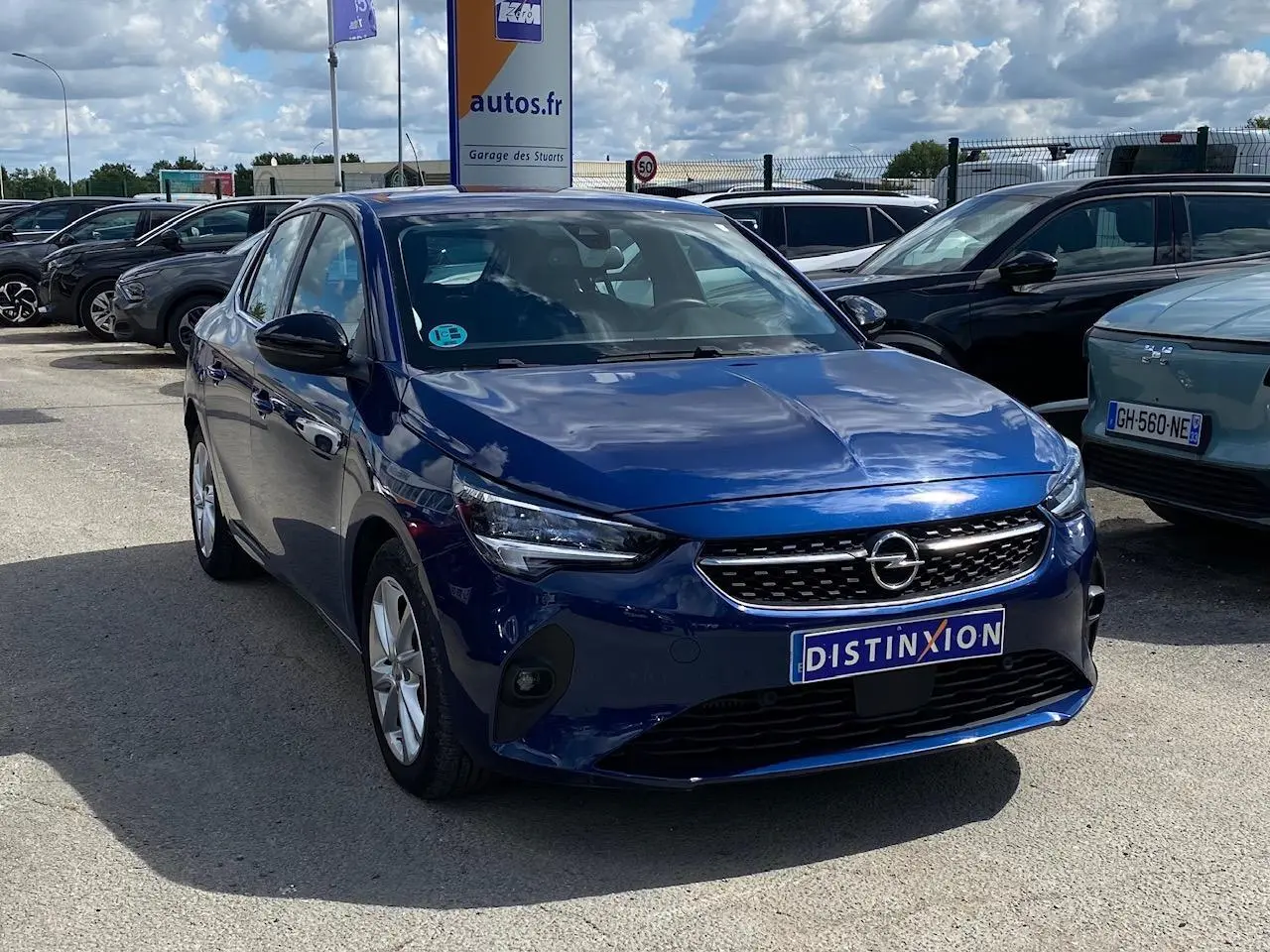 Opel Corsa bleu nautique vue 3/4 avant, avec calandre noire et jantes alliage argent 16 pouces.