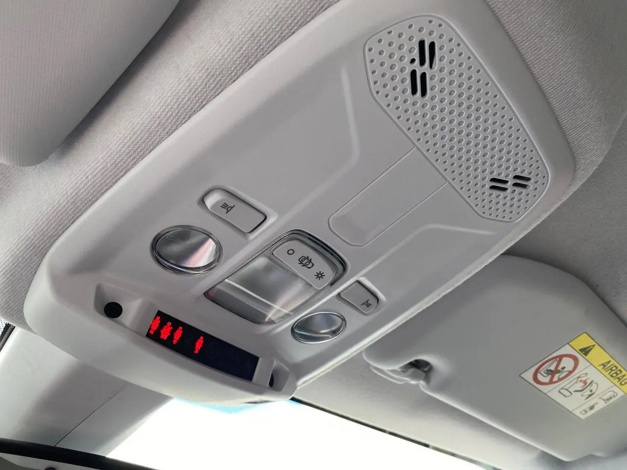 Plafonnier intérieur gris clair de l’Opel Corsa 2021 avec commandes d’éclairage et haut-parleurs intégrés.