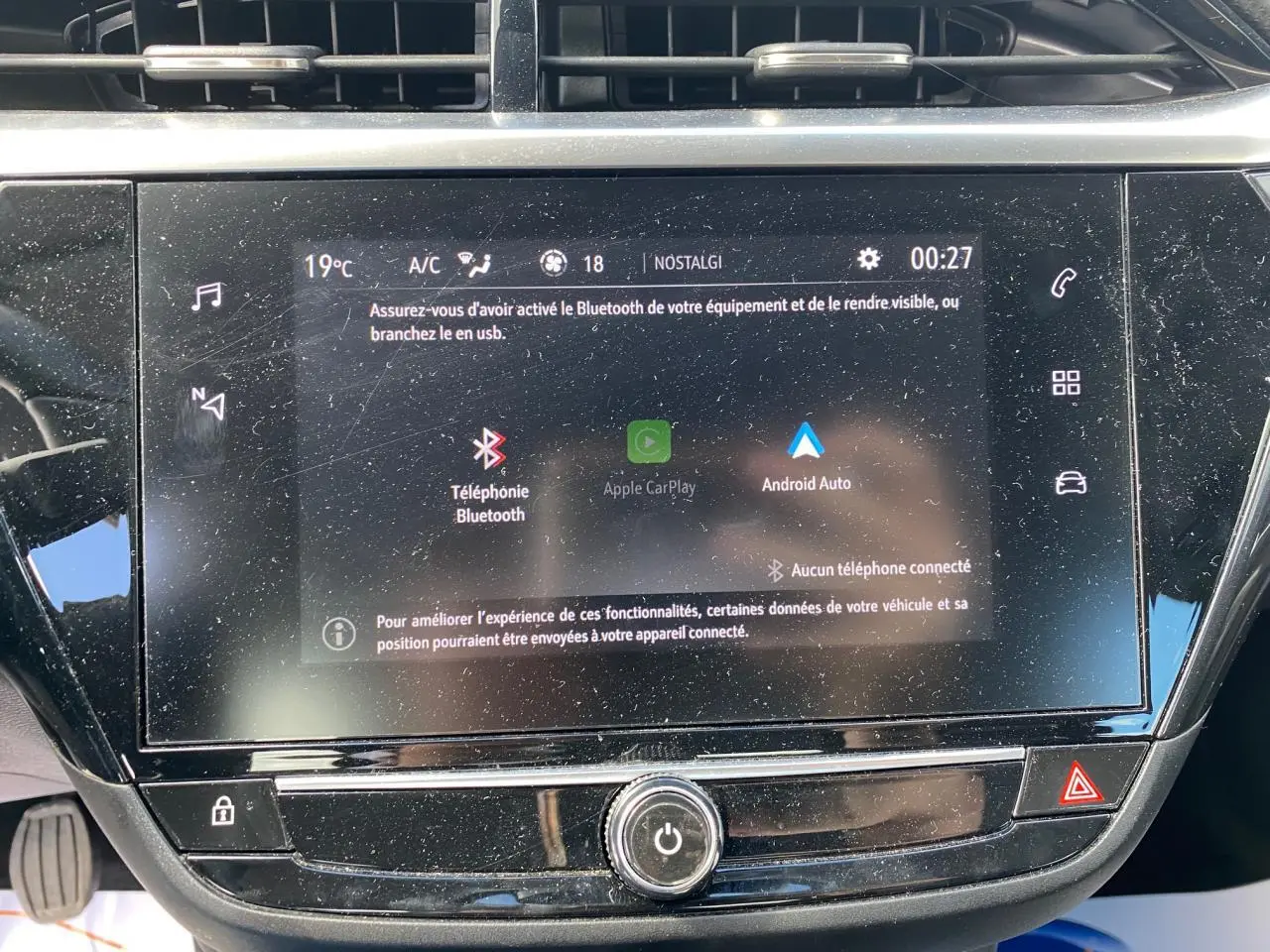 Écran tactile central de l’Opel Corsa bleu nautique 2021, affichant les options Apple CarPlay et Android Auto.