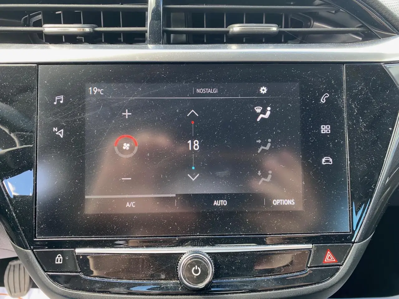 Écran tactile central de l’Opel Corsa bleu nautique 2021 affichant la climatisation automatique à 18°C.