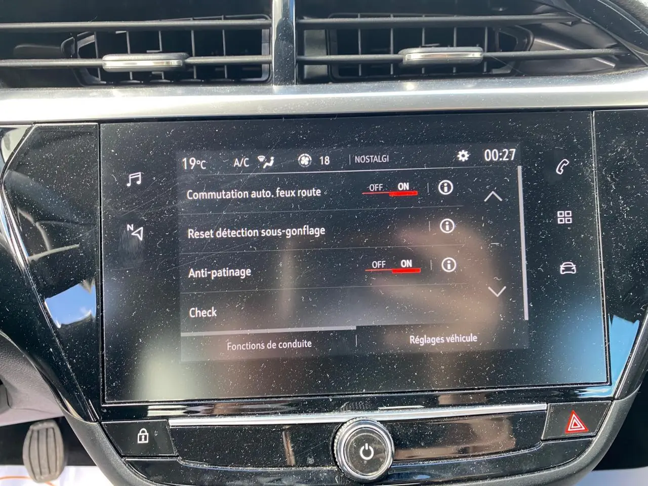 Vue rapprochée de la console centrale noire brillante de l’Opel Corsa 2021 avec écran tactile et commandes tactiles.