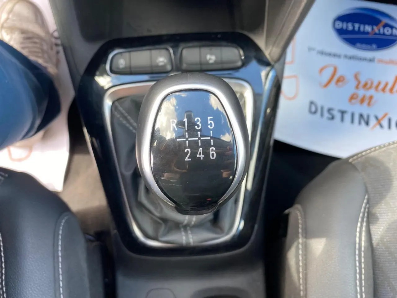 Le levier de vitesses manuel de l'Opel Corsa 1.2i Turbo 2021 vu de dessus, entouré de sellerie noire.