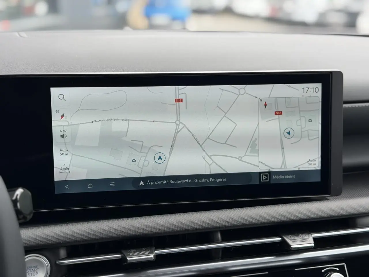 Écran tactile central du Hyundai Tucson 2026 affichant la navigation, vue intérieure du tableau de bord.