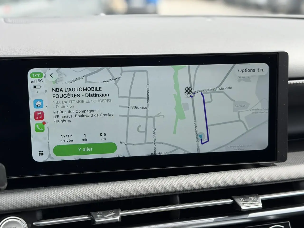 Écran tactile 12,3 pouces du système multimédia Hyundai Tucson 2026 affichant une navigation GPS en intérieur.