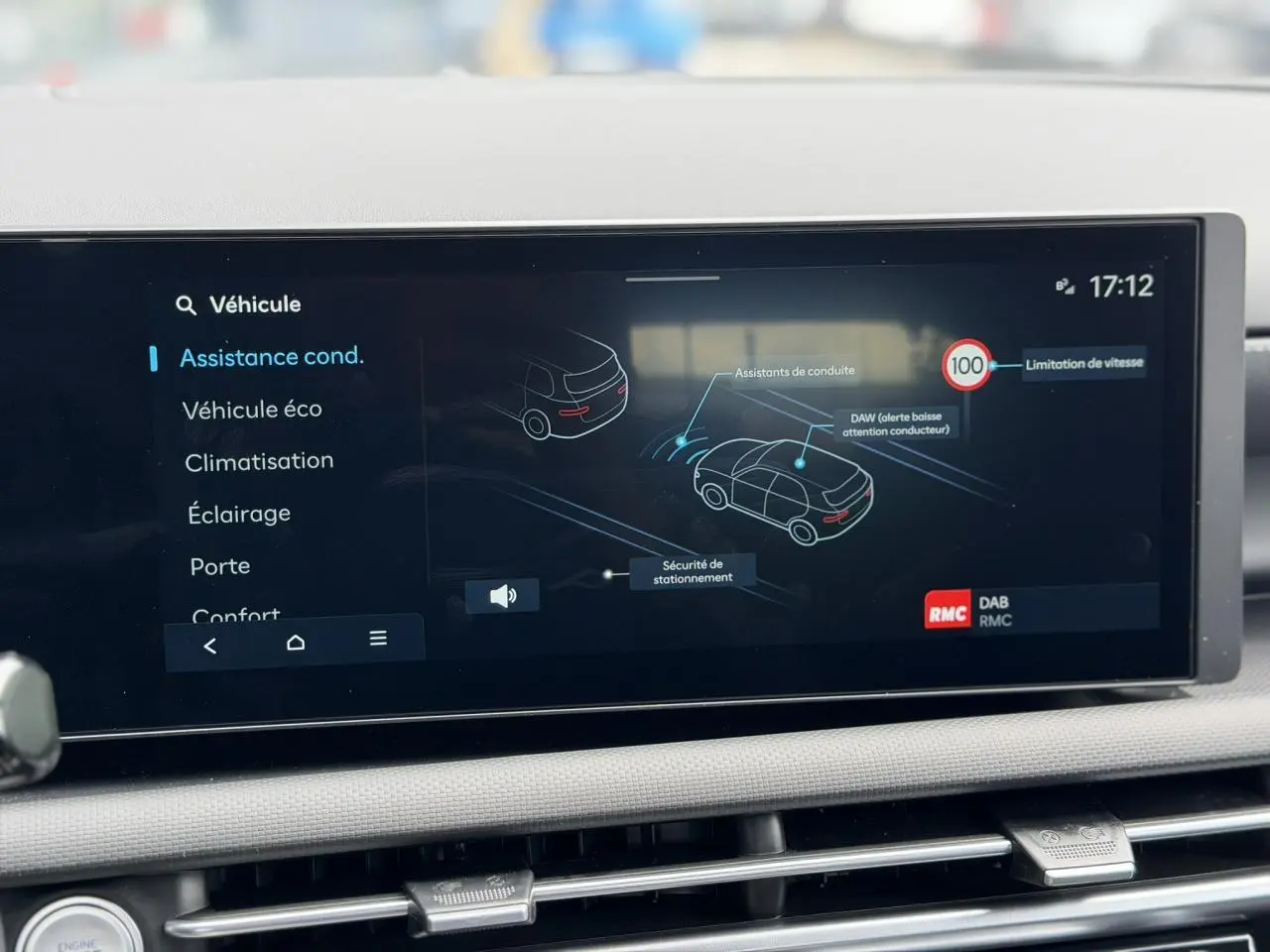 Écran tactile intérieur du Hyundai Tucson 2026 affichant les aides à la conduite et la limitation de vitesse à 100 km/h.