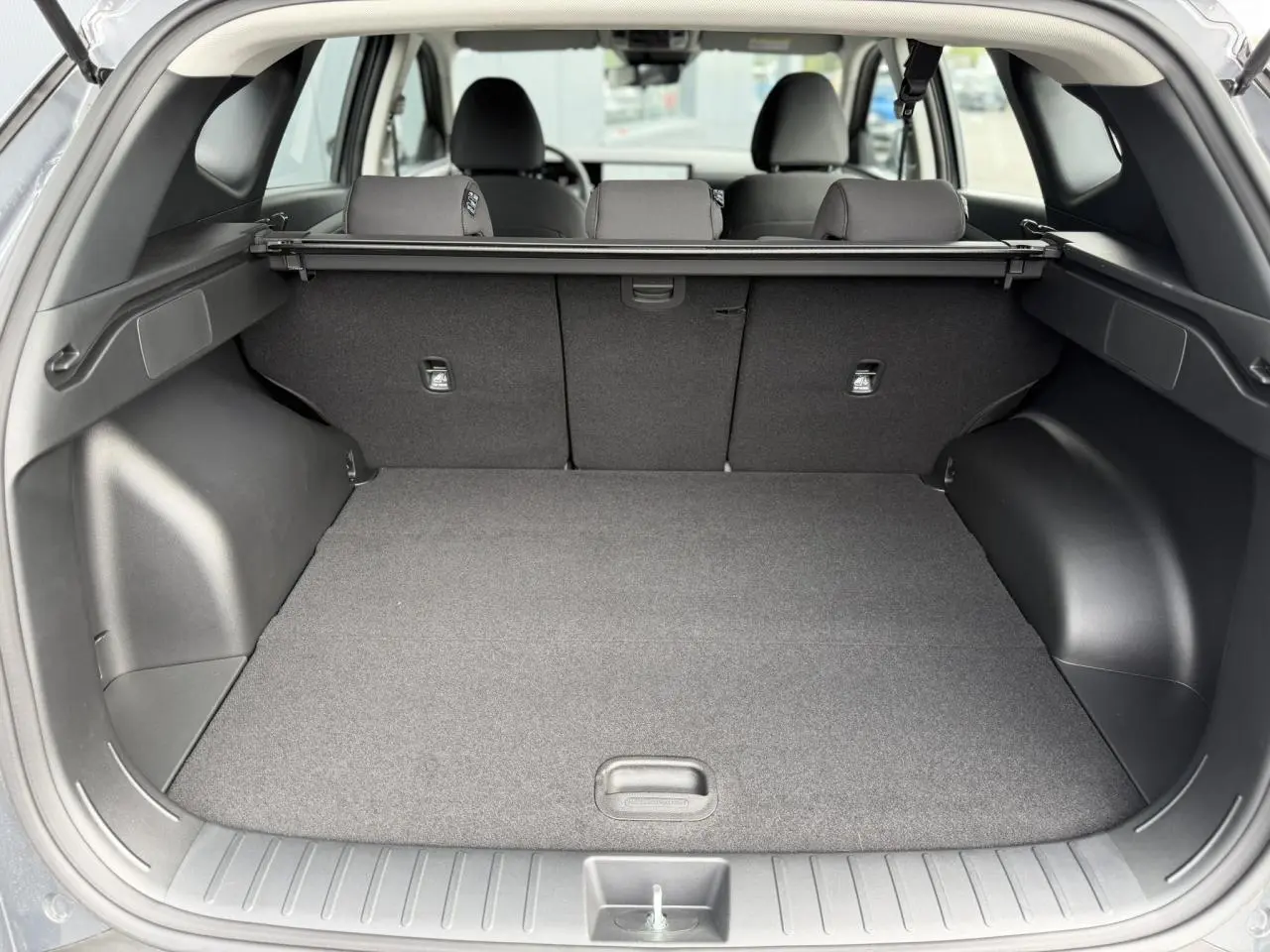 Coffre ouvert du Hyundai Tucson Ecotronic Gray, vue arrière montrant l'espace de chargement et la plage arrière.