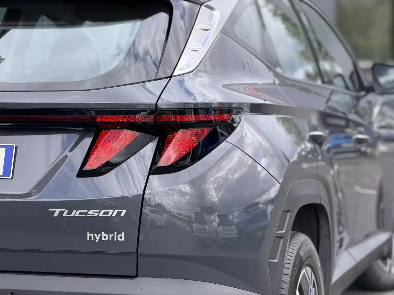 Vue arrière droite du Hyundai Tucson 2026 Ecotronic Gray avec feux arrière LED et logo hybrid visible.