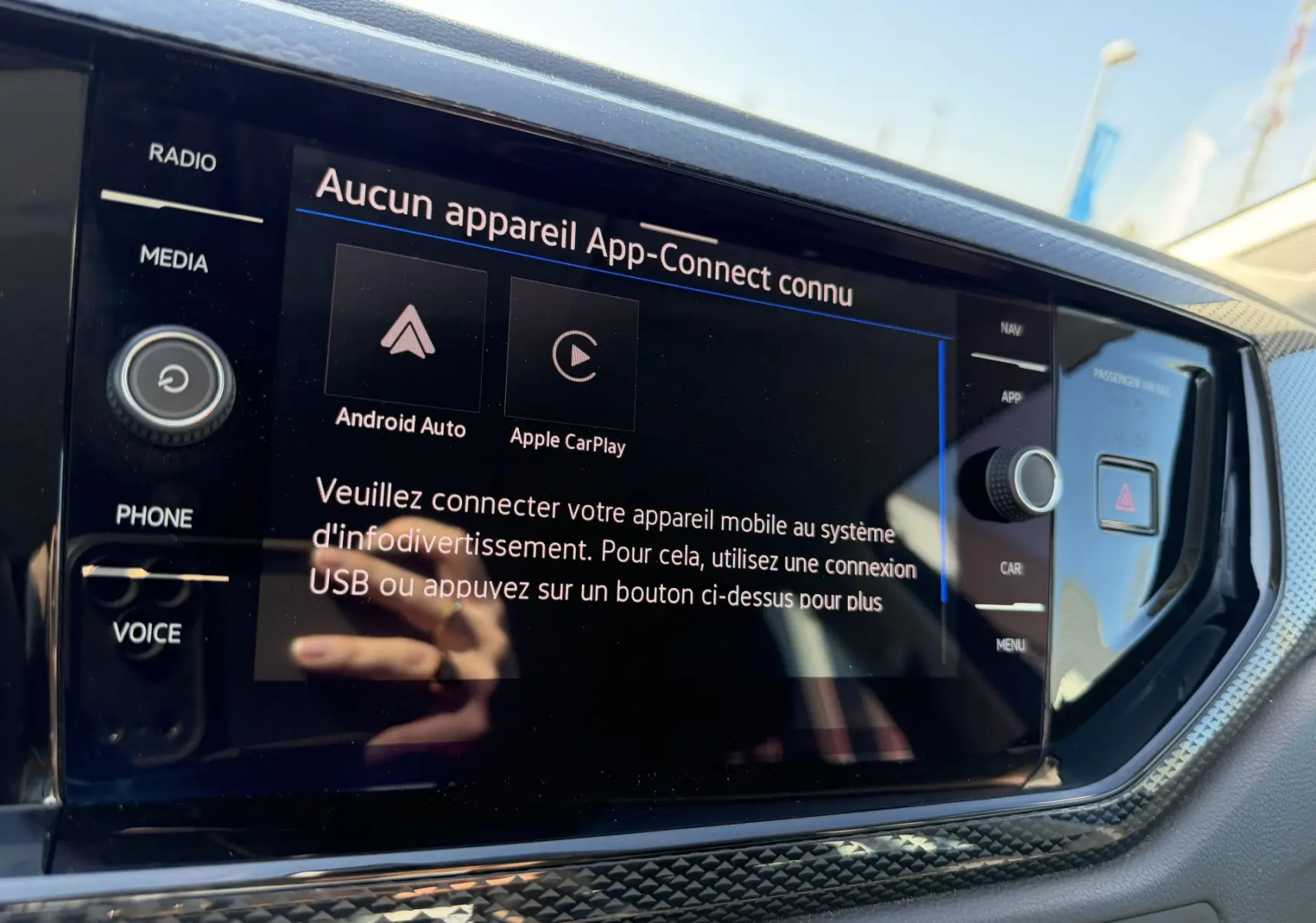 Gros plan sur l'écran tactile central du Volkswagen Taigo bleu, affichant le menu App-Connect sans appareil connecté.