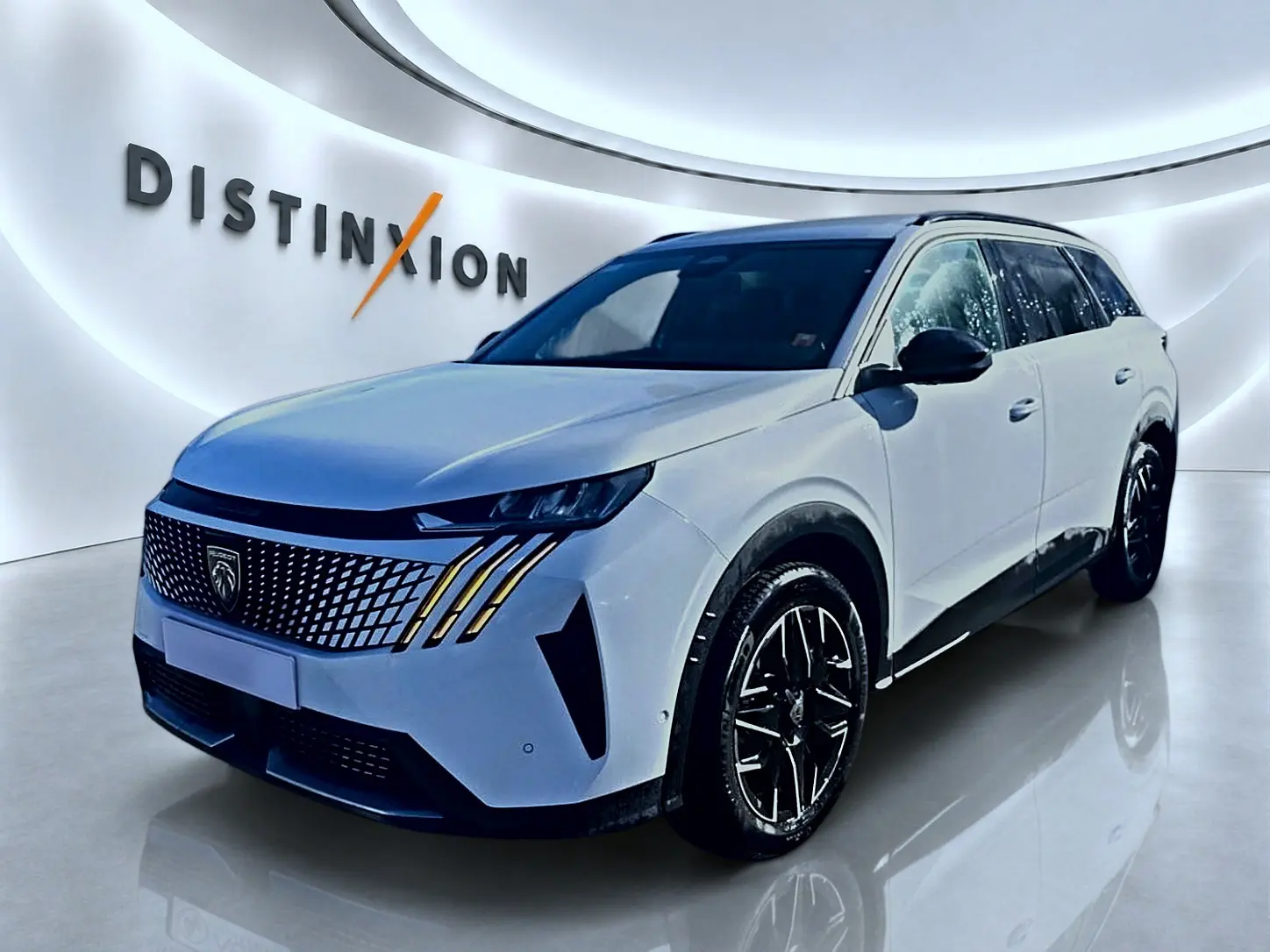 Peugeot 5008 Hybrid 145 allure e-dcs6 blanc, vue 3/4 avant droit avec calandre distinctive et jantes noires.