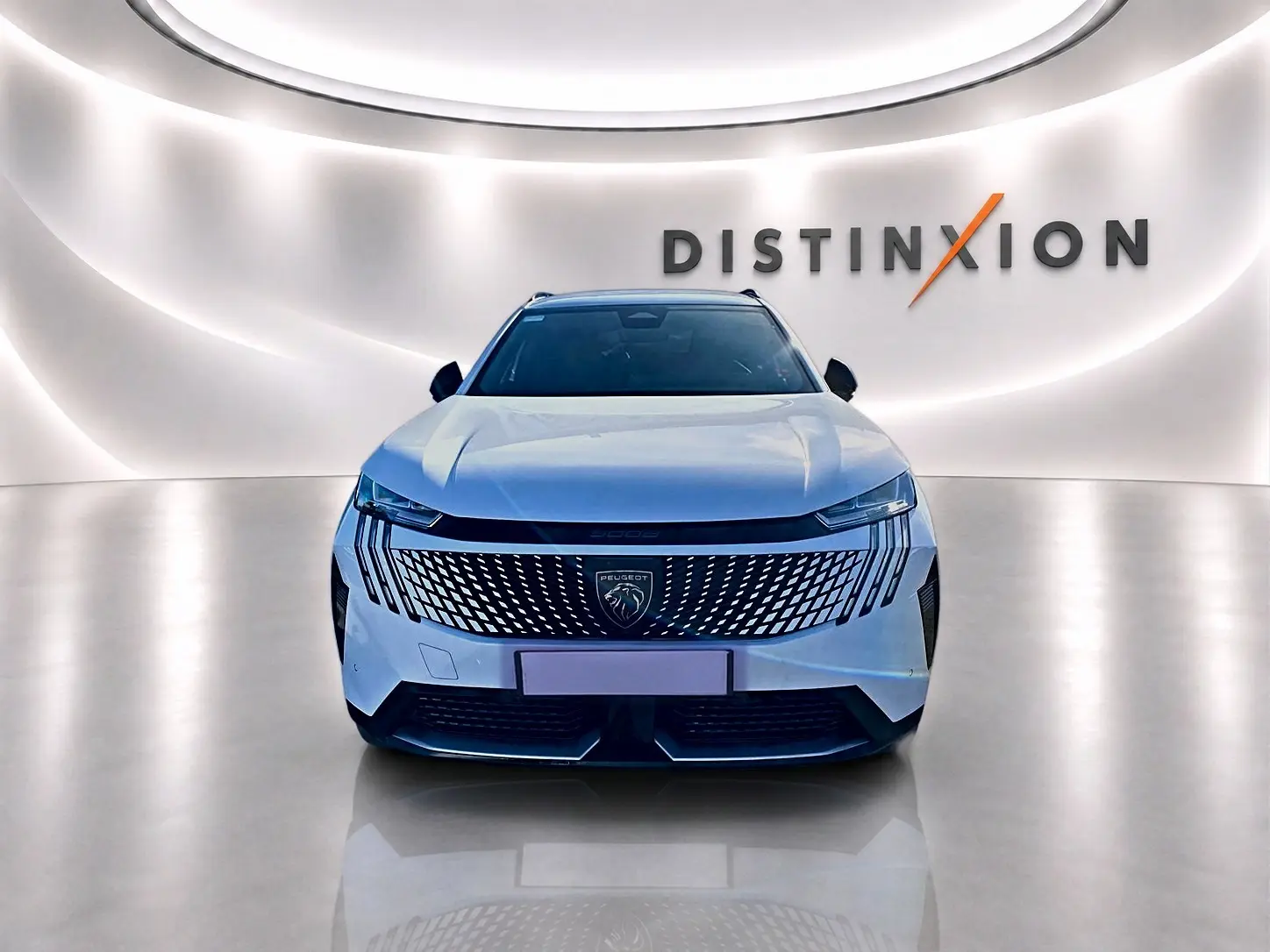 Vue avant d'un Peugeot 5008 blanc 2025 avec calandre distinctive et éclairage LED dans un showroom lumineux.