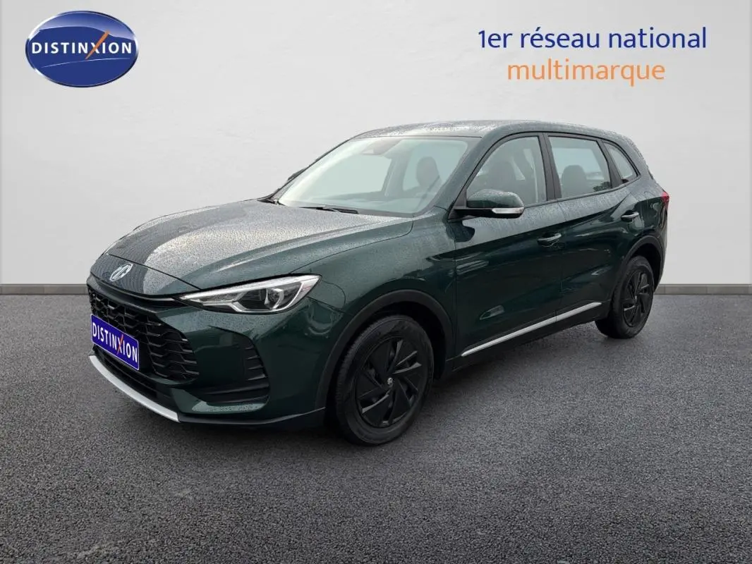 MG ZS 1.5 L Hybrid+ vert foncé en vue 3/4 avant droit, avec jantes noires et calandre imposante.