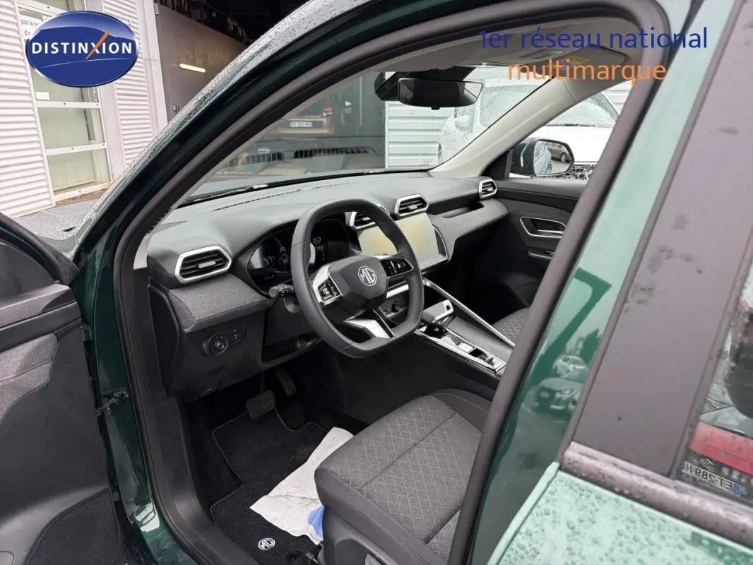 Vue intérieure côté conducteur du MG ZS 1.5 L Hybrid+ 2026 vert foncé, montrant le tableau de bord et le volant multifonction.