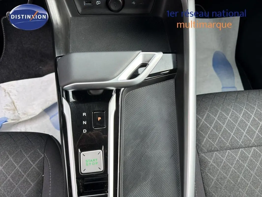 Vue rapprochée de la console centrale du MG ZS 2026, montrant la boîte auto et le bouton start/stop.