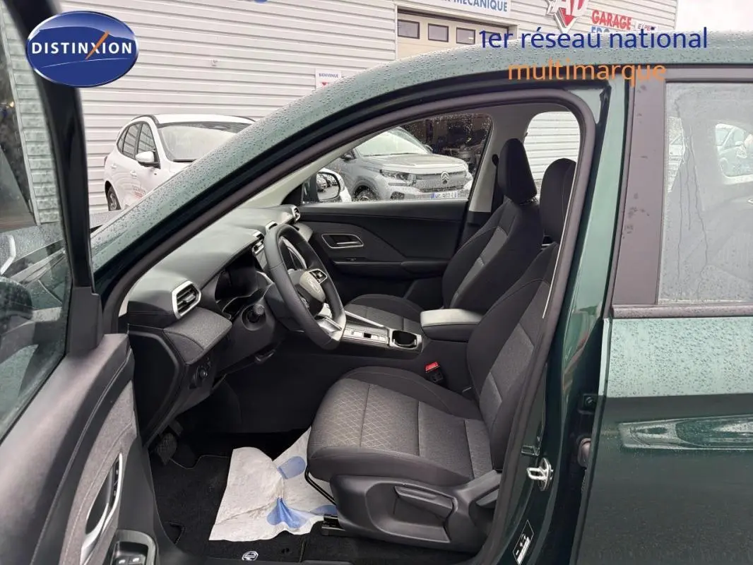 Vue intérieure côté conducteur du MG MOTOR ZS 2026 vert foncé, montrant sièges noirs et tableau de bord moderne.