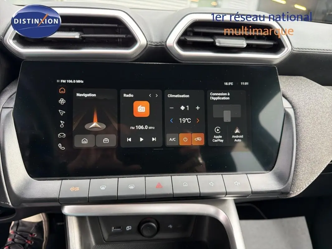 Vue rapprochée de l’écran tactile central du MG MOTOR ZS 2026, affichant navigation, radio et climatisation.