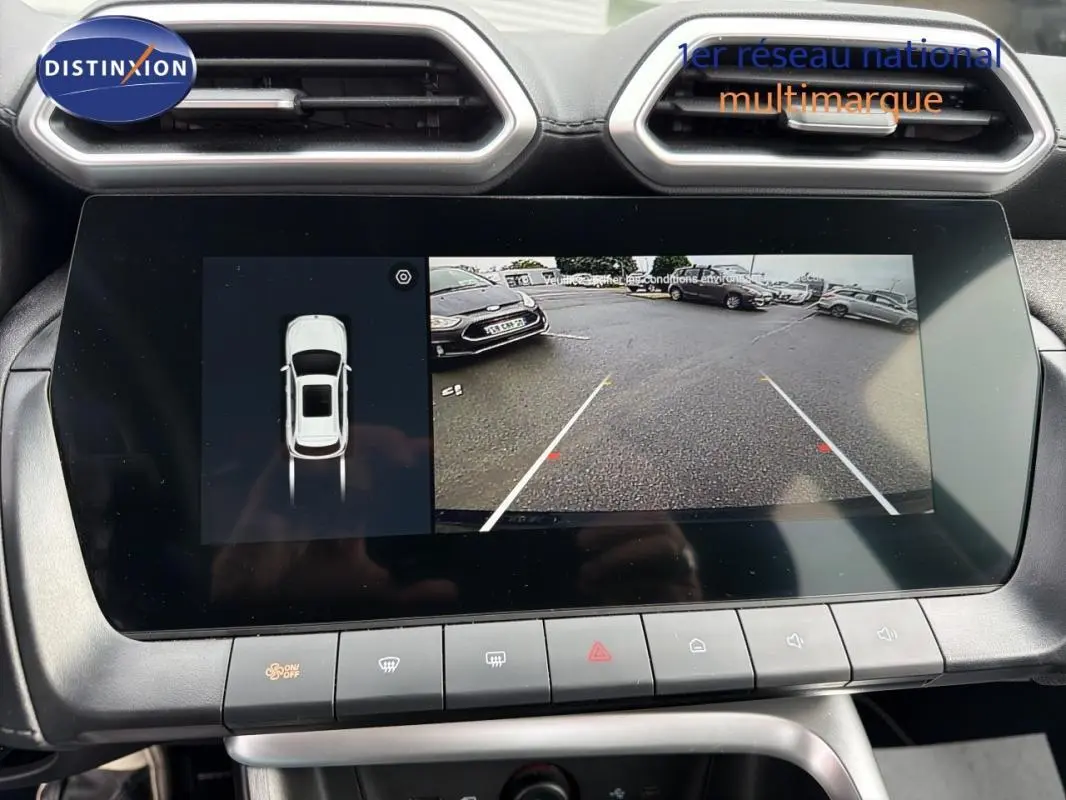 Écran central du MG ZS 2026 montrant la caméra de recul et l'affichage 360° dans un intérieur moderne.