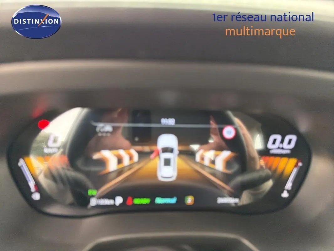 Tableau de bord numérique du MG ZS 1.5 L Hybrid+ 2026 affichant une vue virtuelle du véhicule en blanc sur fond sombre.