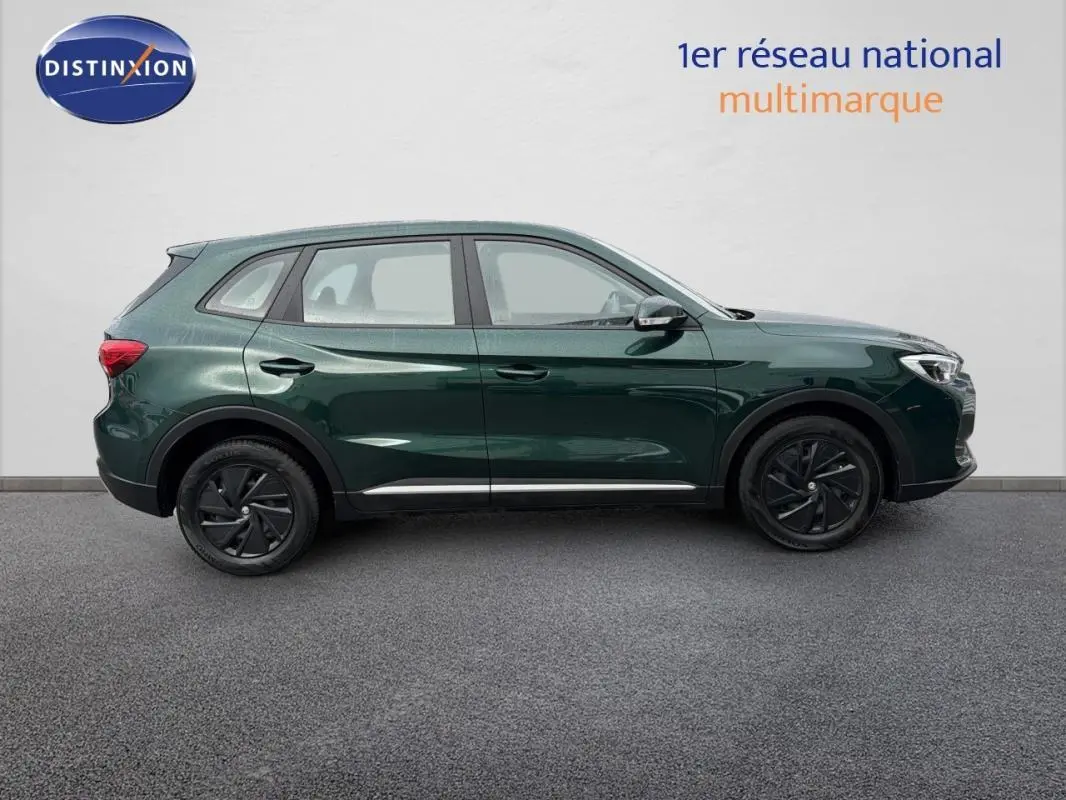 Vue de profil côté gauche du MG ZS 1.5 L Hybrid+ 197 ch 2026 en vert foncé avec jantes noires distinctives.