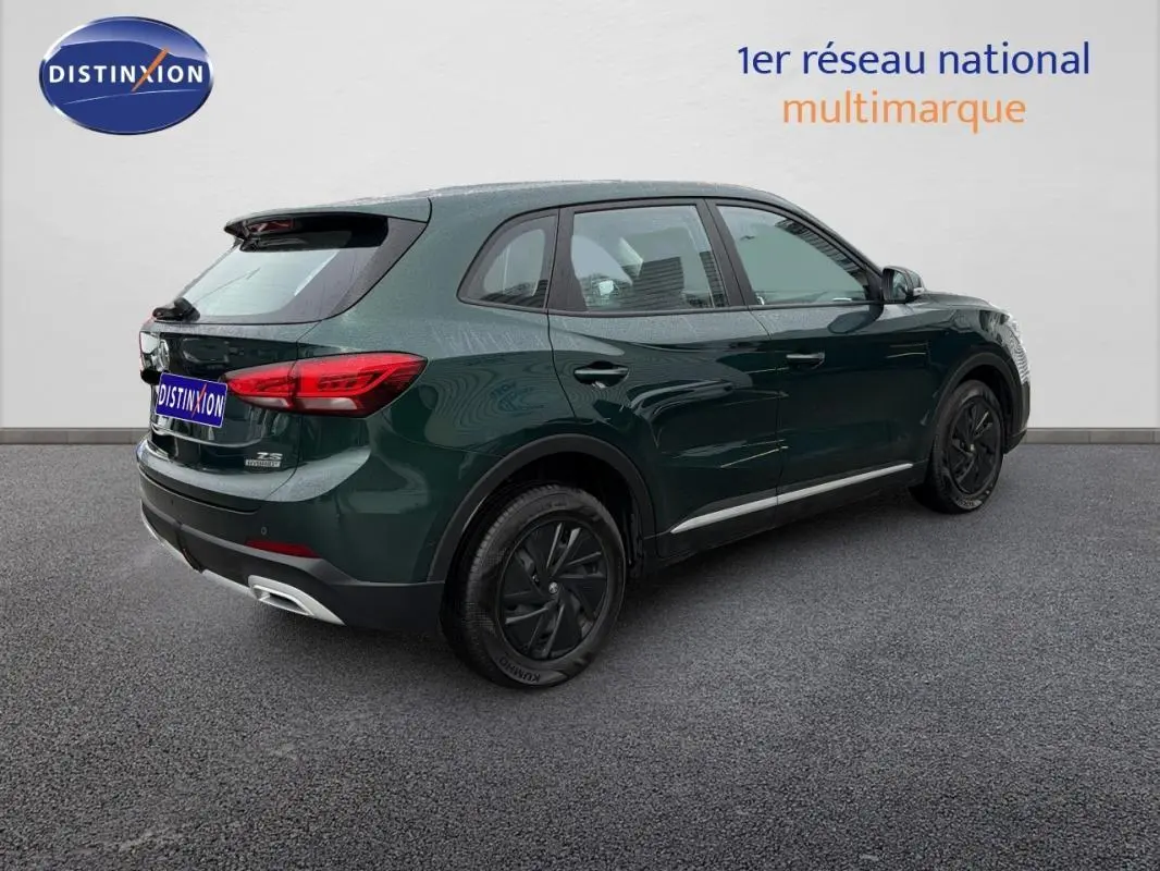 Vue 3/4 arrière droite du SUV MG ZS vert foncé hybride 2026 avec jantes noires et feux arrière LED distinctifs.