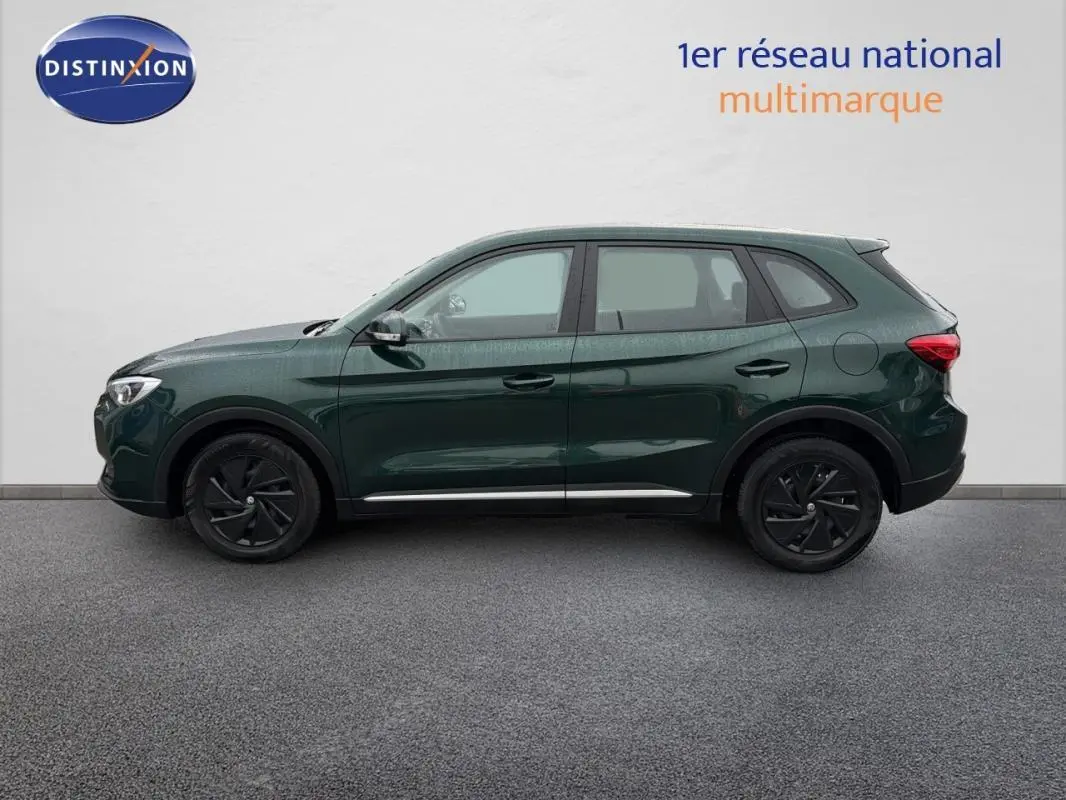 Vue de profil côté gauche du MG ZS 1.5 L Hybrid+ 2026 en vert foncé avec jantes noires et lignes épurées.