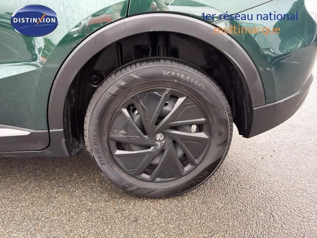 Gros plan sur la roue avant droite du MG ZS vert foncé 2026 avec jante noire au design moderne.