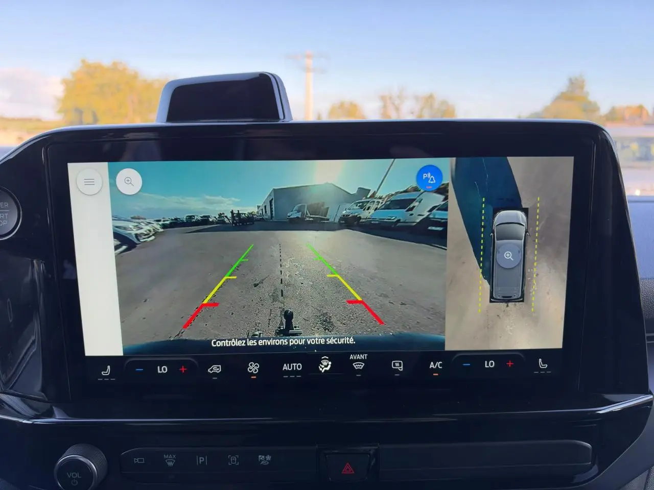 Écran tactile intérieur montrant la caméra 360° et vue arrière du Ford Transit Fourgon noir en marche arrière.