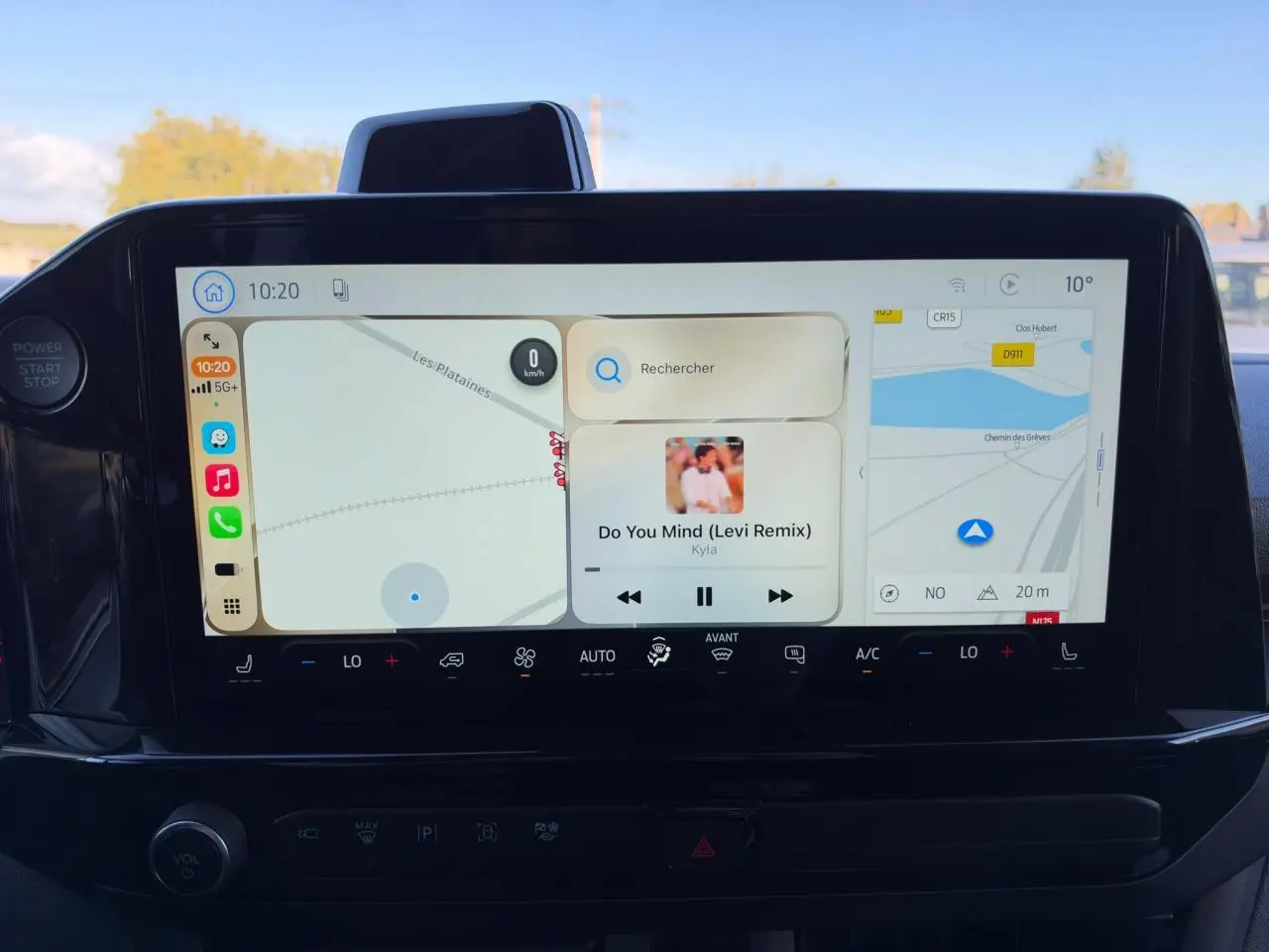 Écran tactile central du Ford Transit Custom 2026 affichant navigation, musique et commandes climatisation.