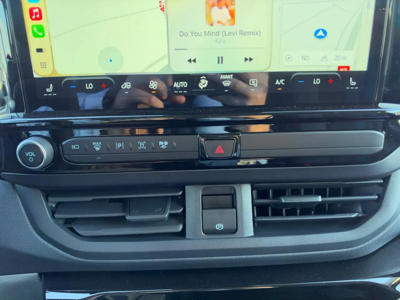 Gros plan sur la console centrale du Ford Transit Fourgon noir, avec écran tactile et commandes climatisation.