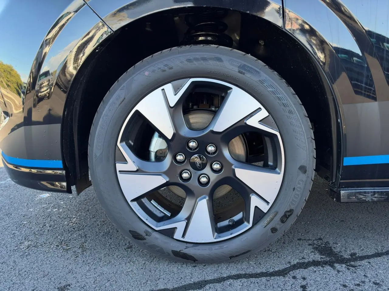Gros plan sur la jante alliage sport 5 branches bi-ton du côté gauche du Ford Transit Fourgon noir.
