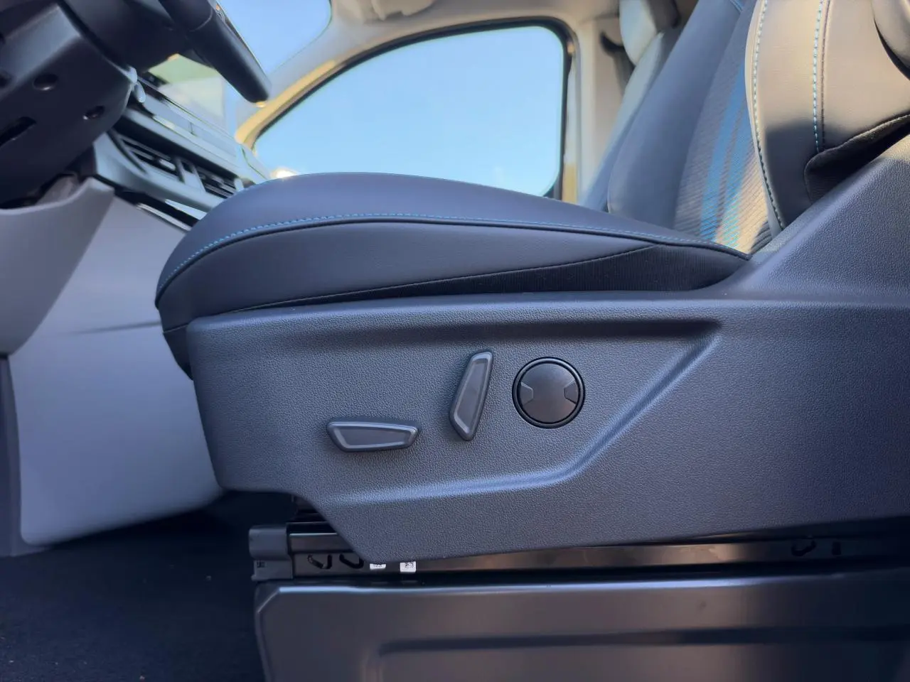 Détail du siège conducteur noir avec réglages électriques dans l'habitacle du Ford Transit Fourgon 2026.