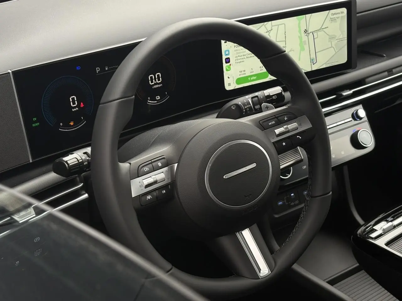 Vue rapprochée du volant noir et du tableau de bord numérique du Hyundai Tucson 2026 avec écran tactile intégré.