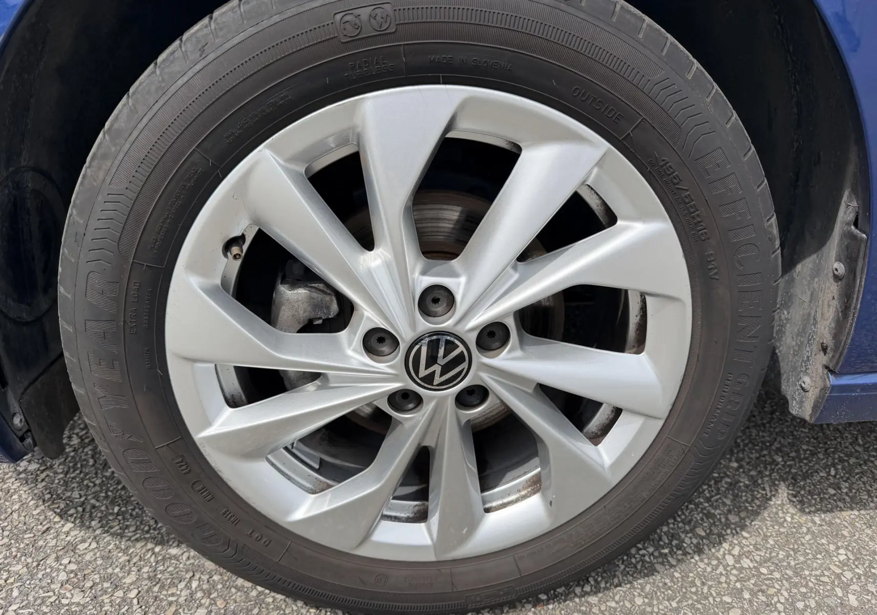 Gros plan sur la jante alliage 16'' Palermo argentée de la Volkswagen Polo bleue, avec pneu Goodyear visible.