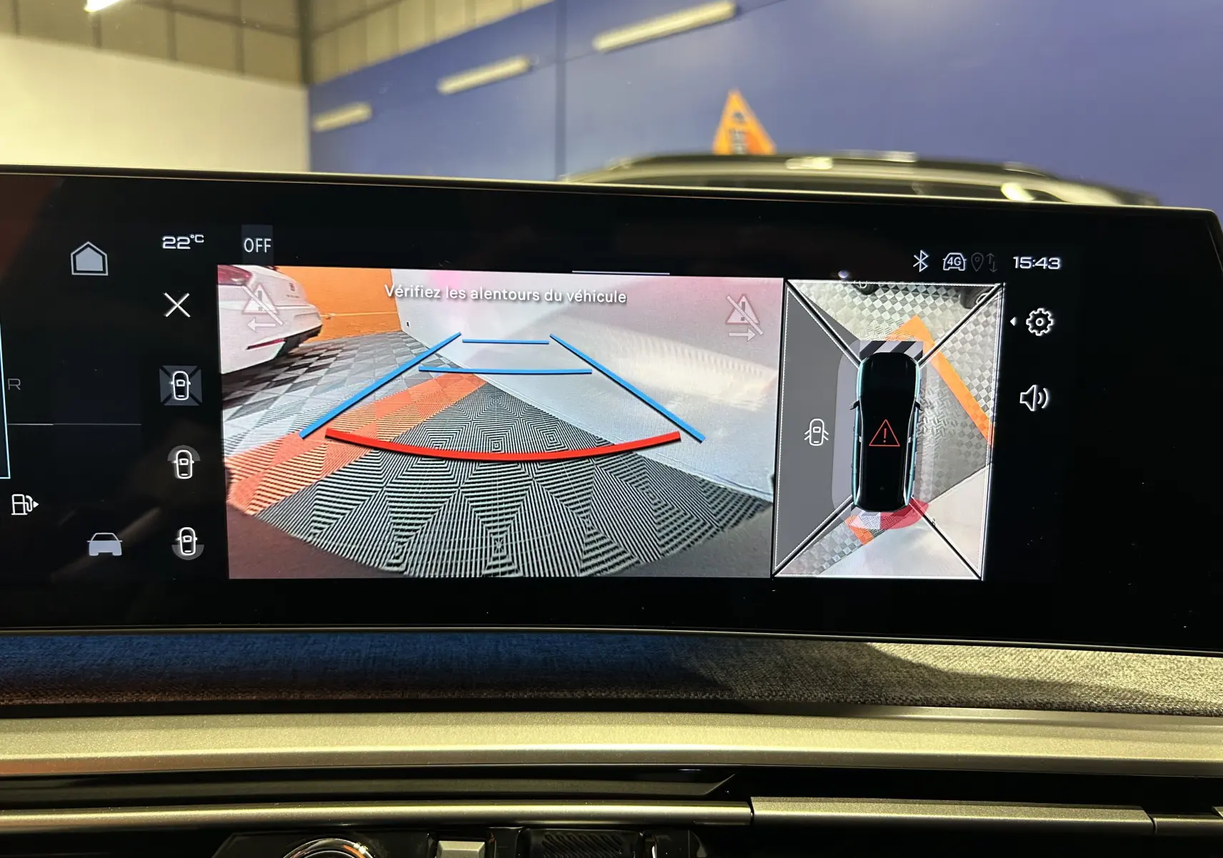 Écran intérieur du Peugeot 3008 Hybrid blanc montrant la caméra de recul et la vue à 360° en mode stationnement.