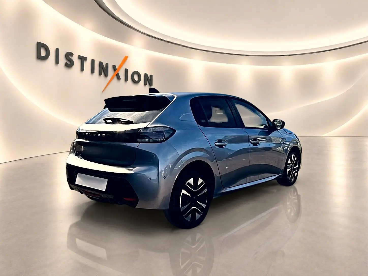 Peugeot 208 gris artense vue 3/4 arrière droit dans un showroom avec jantes alu et feux arrière LED noirs.