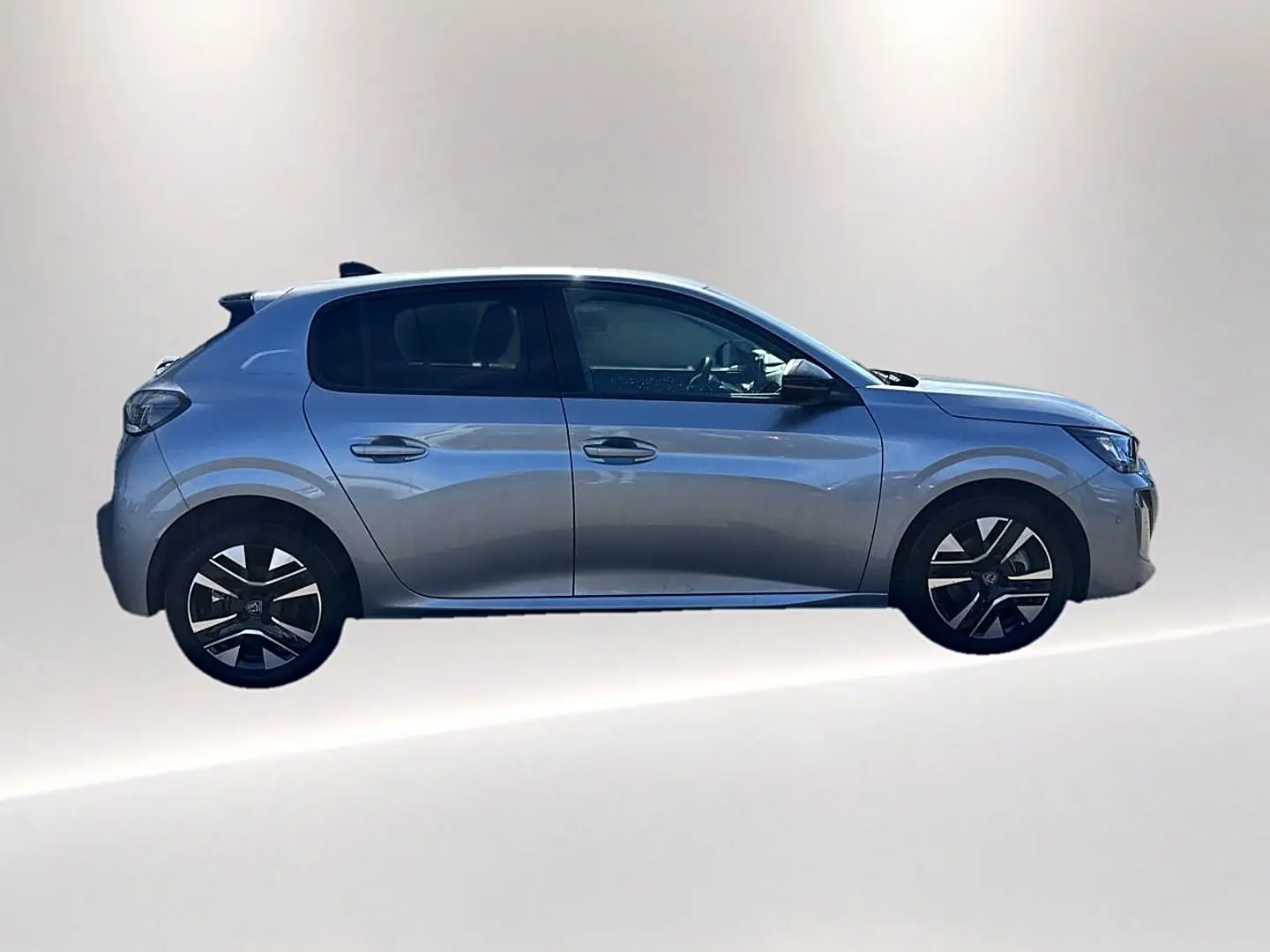 Profil droit d'une Peugeot 208 1.2 100 Allure gris Artense avec jantes alliage et vitres teintées.