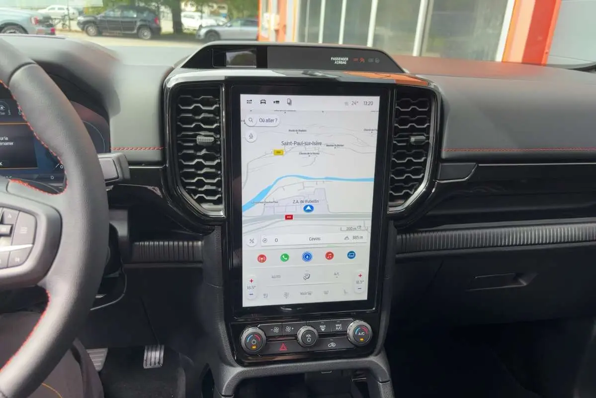 Vue intérieure centrée sur l'écran tactile vertical du tableau de bord du Ford Ranger gris carbone 2026.