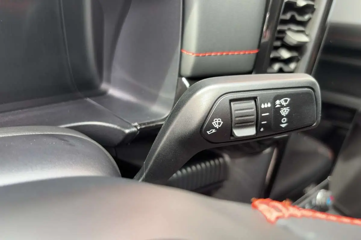 Gros plan sur la manette de commande des essuie-glaces dans l’habitacle du Ford Ranger gris carbone 2026.