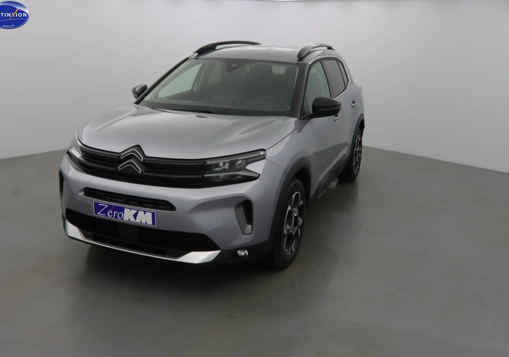Citroën C5 Aircross gris Artense métal en 3/4 avant droit avec toit noir et jantes bi-ton visibles.