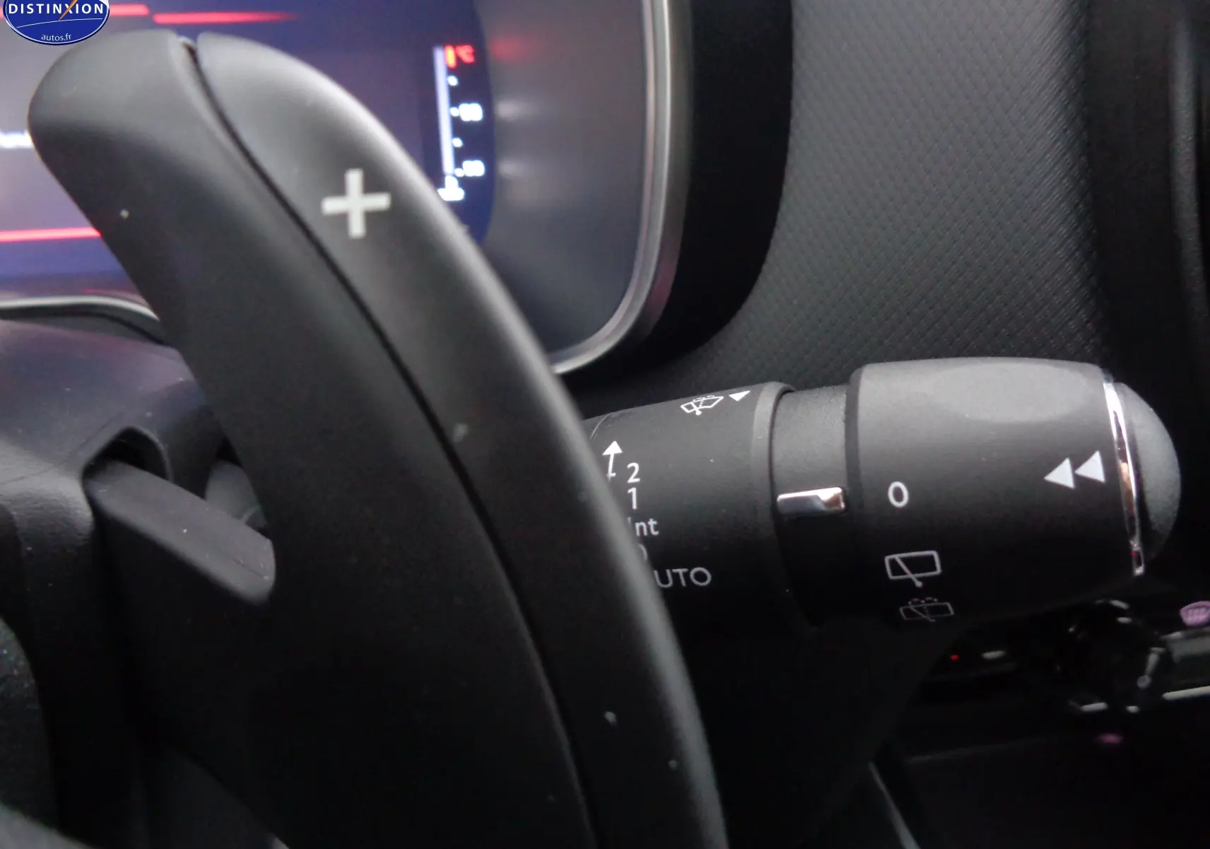 Gros plan sur la palette de changement de vitesse + et le commodo d'essuie-glace du Citroën C5 Aircross gris 2022.