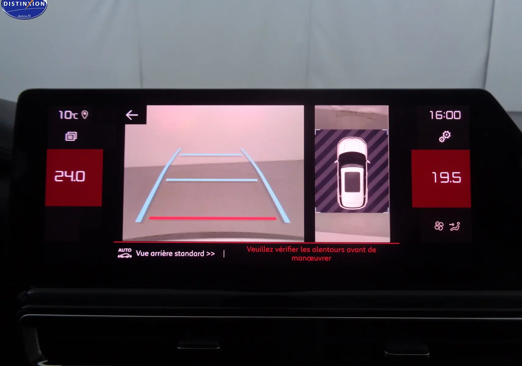 Écran multimédia du Citroën C5 Aircross 2022 affichant la caméra de recul et la vue 360° intérieure.