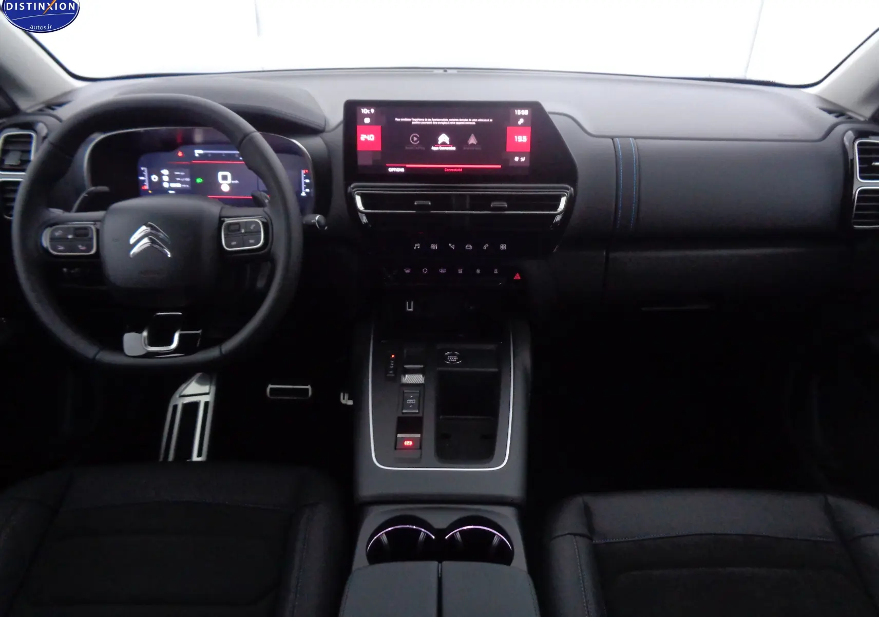 Intérieur noir du Citroën C5 Aircross 2022, vue frontale du tableau de bord avec écran tactile et volant multifonction.