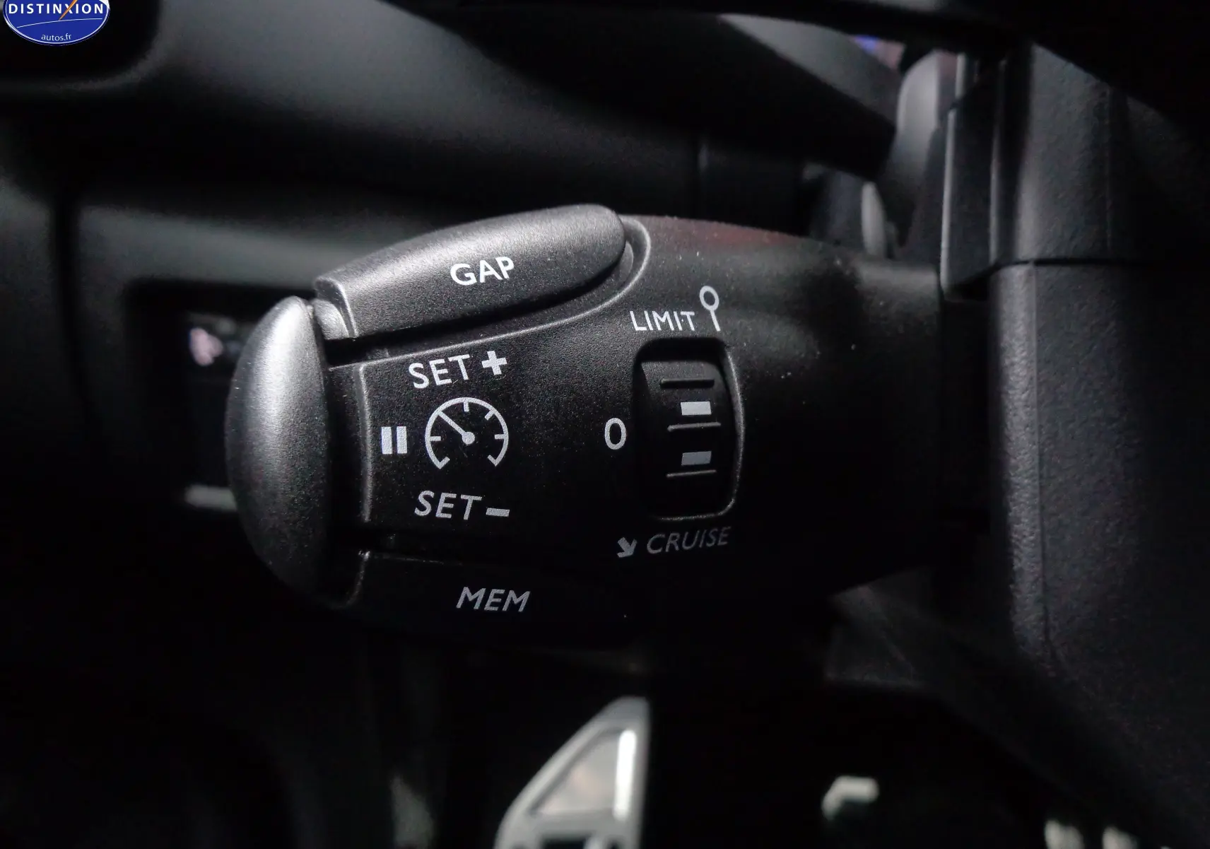 Gros plan sur la commande de régulateur de vitesse du Citroën C5 Aircross gris, côté gauche du volant.