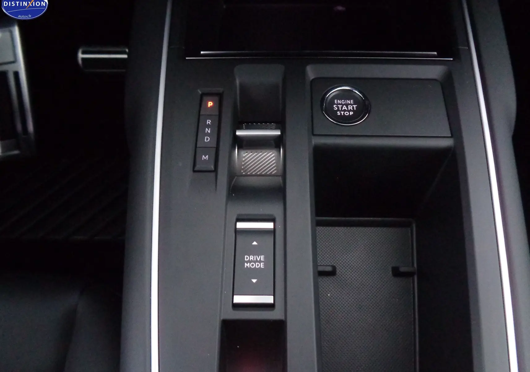 Vue rapprochée de la console centrale noire du Citroën C5 Aircross 2022 avec bouton start, sélecteur de mode et boîte auto.