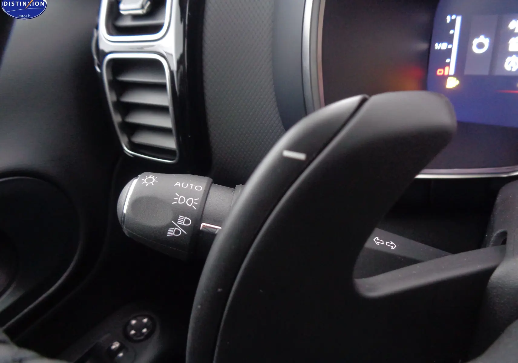 Gros plan sur la commande d'éclairage et le levier de vitesse au volant dans l'habitacle noir du Citroën C5 Aircross 2022.