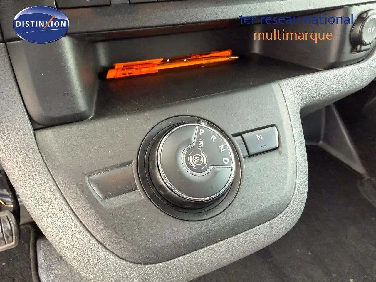 Gros plan sur la molette de la boîte automatique du tableau de bord de l'Opel Vivaro Fourgon gris Pierre de Lune.