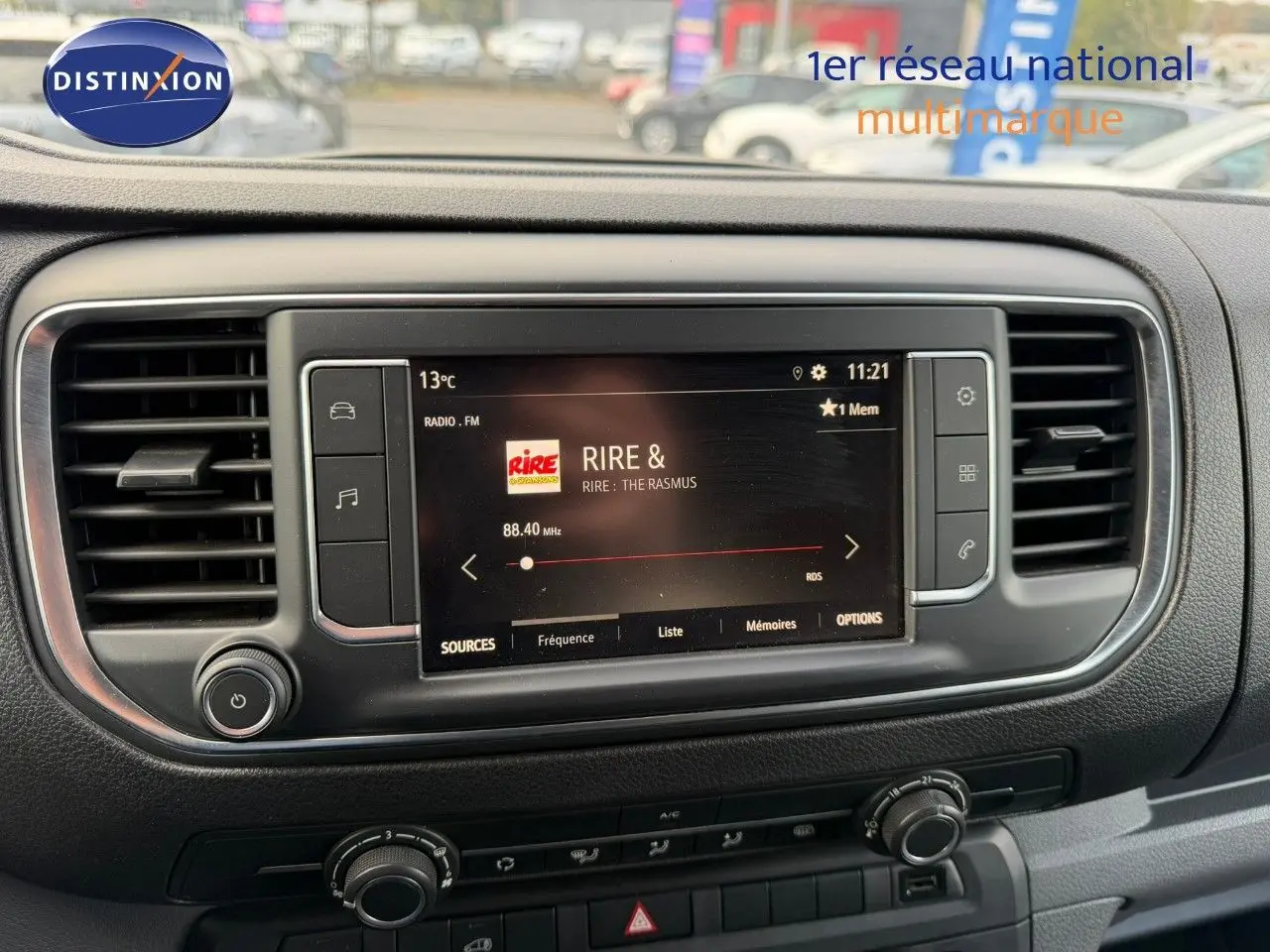 Tableau de bord de l'Opel Vivaro Fourgon gris Pierre de Lune, avec écran tactile central affichant une radio FM.