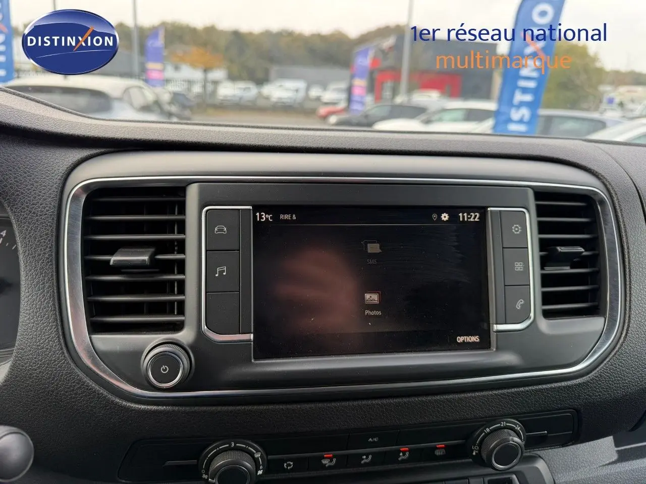 Tableau de bord de l'Opel Vivaro Fourgon gris Pierre de Lune, avec écran tactile central et commandes climatisation visibles.